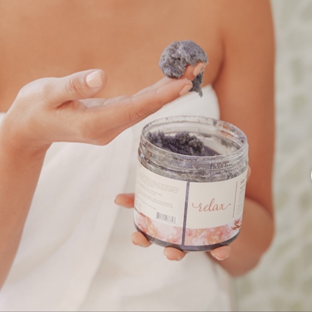 Manna Kadar Beauty Champagne Charcoal Scrub | 18.34oz
